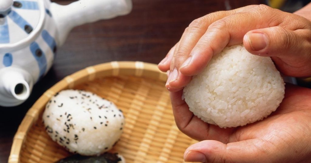 making onigiri